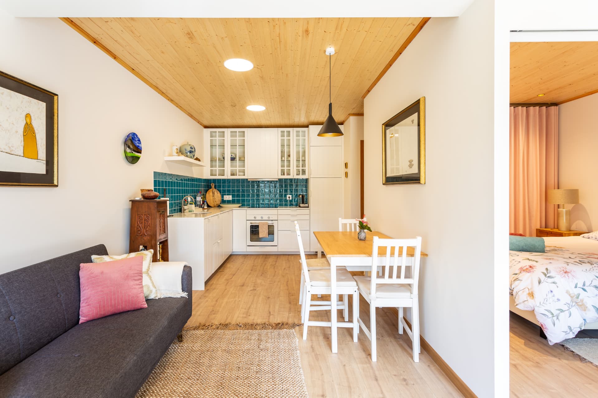 Sala, jantar e cozinha de um estúdio em Cascais antes da renovação